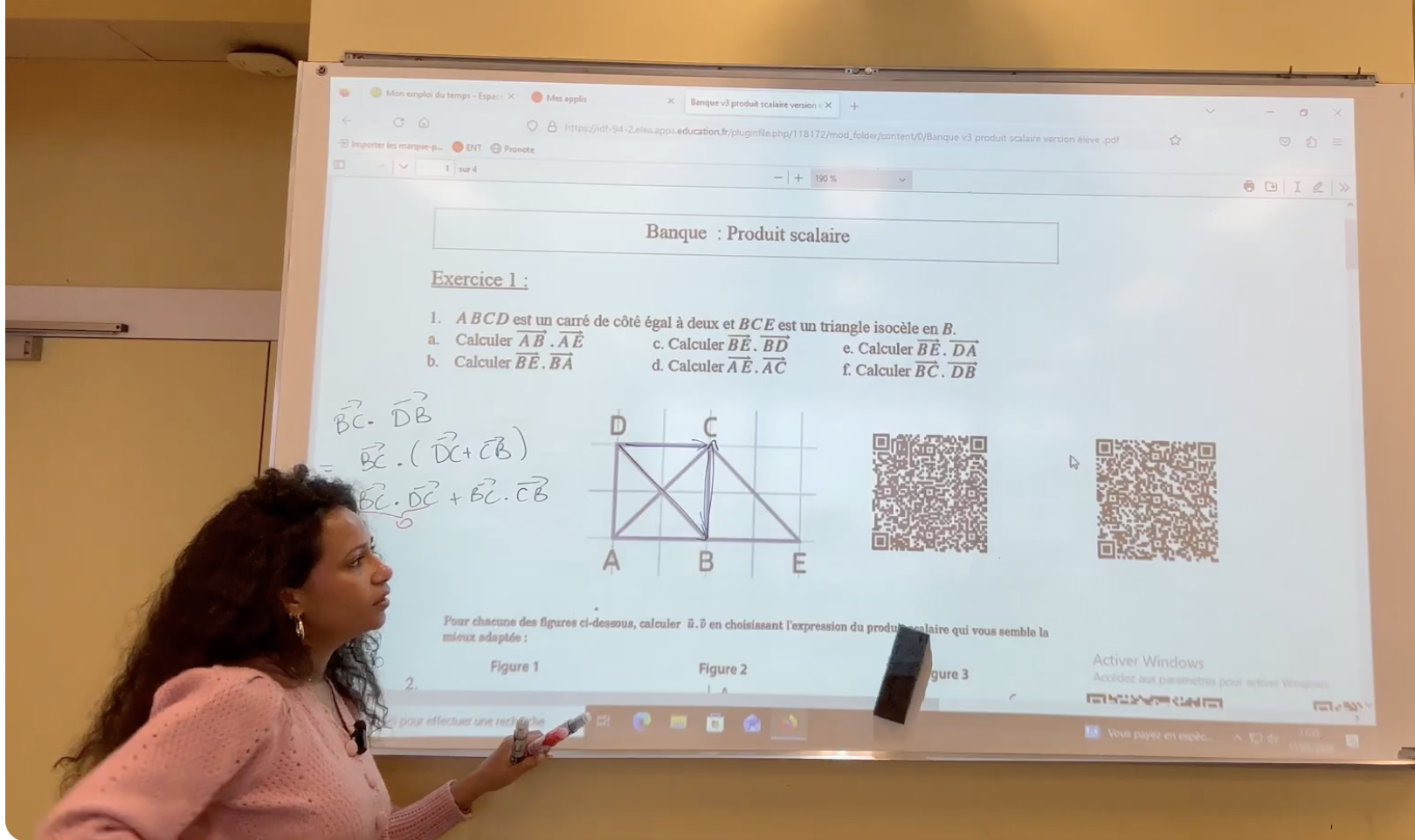 Madame Schneider au tableau interactif, en train de corriger un exercice de produit scalaire avec sa classe